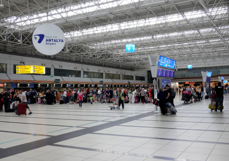 Россиянке стало плохо в аэропорту после конфликта из-за ручной клади