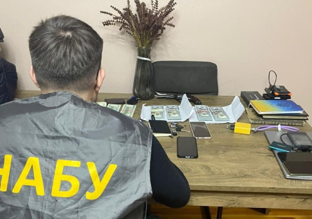 Прокуроры избили сотрудника НАБУ и провели обыск без постановления