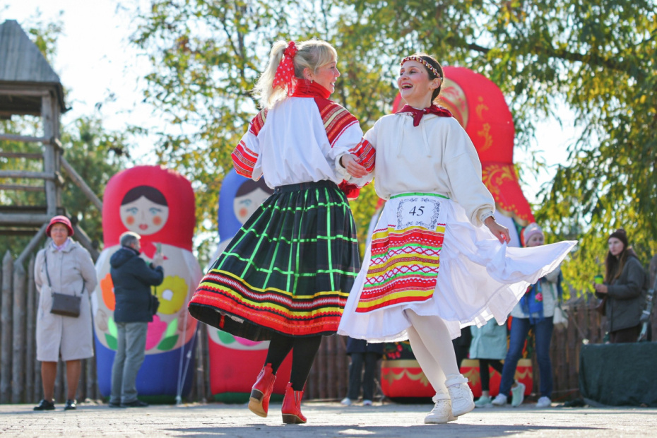 Девушки в национальных костюмах на праздновании Дня народного единства в Волгограде