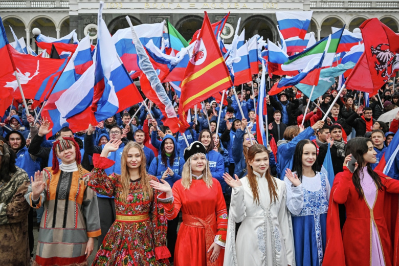 Участники праздничных мероприятий в День народного единства в Москве