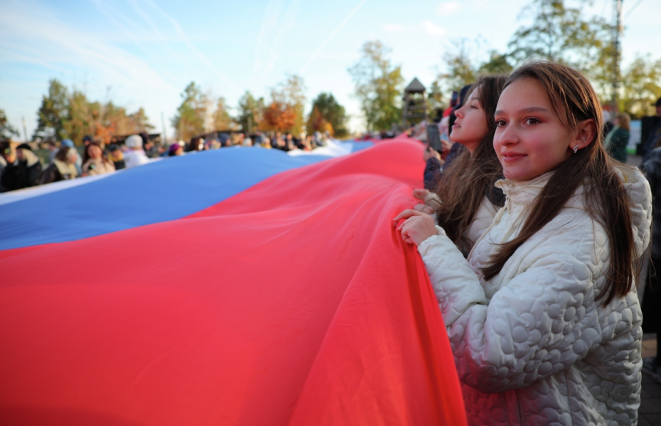 Растяжка 100-метрового российского флага на праздновании Дня народного единства в Волгограде