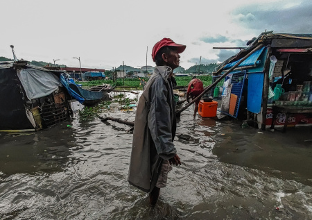 Мощнейший тайфун смел машины и затопил дома