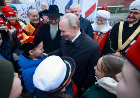 Путин спросил у детей из разных регионов России, как им Москва