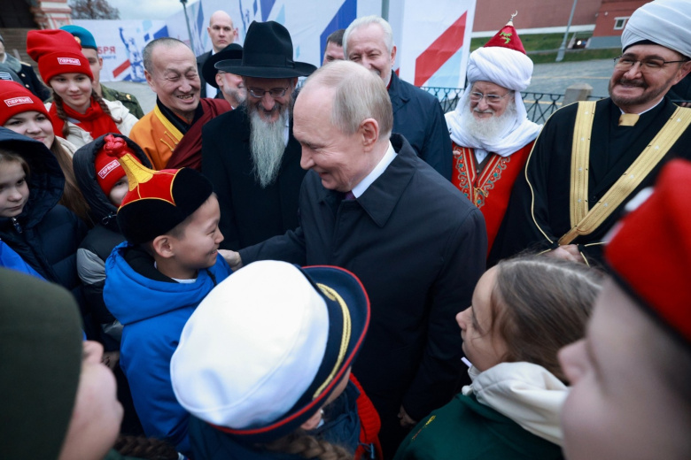 После церемонии возложения цветов президент кратко побеседовал с участниками молодежных организаций