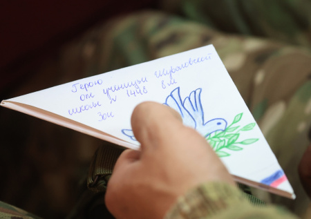 Школьники написали бойцам СВО тысячи писем ко Дню народного единства