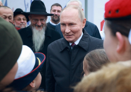 «Мы с тобой земляки»: Путин раскрыл детям тайну о своих предках