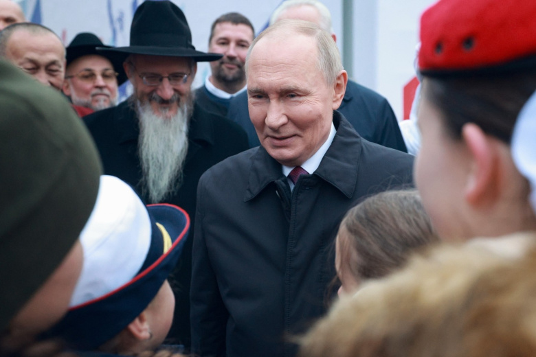 После церемонии возложения цветов президент кратко побеседовал с участниками молодежных организаций