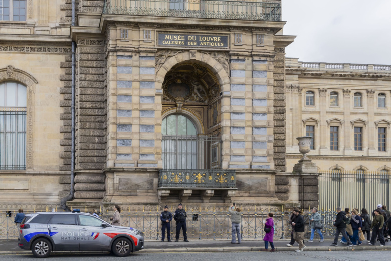 Министр культуры Франции Рашида Дати объявила о закрытии всемирно известного музея в связи с ограблением, произошедшим сразу после открытия Лувра