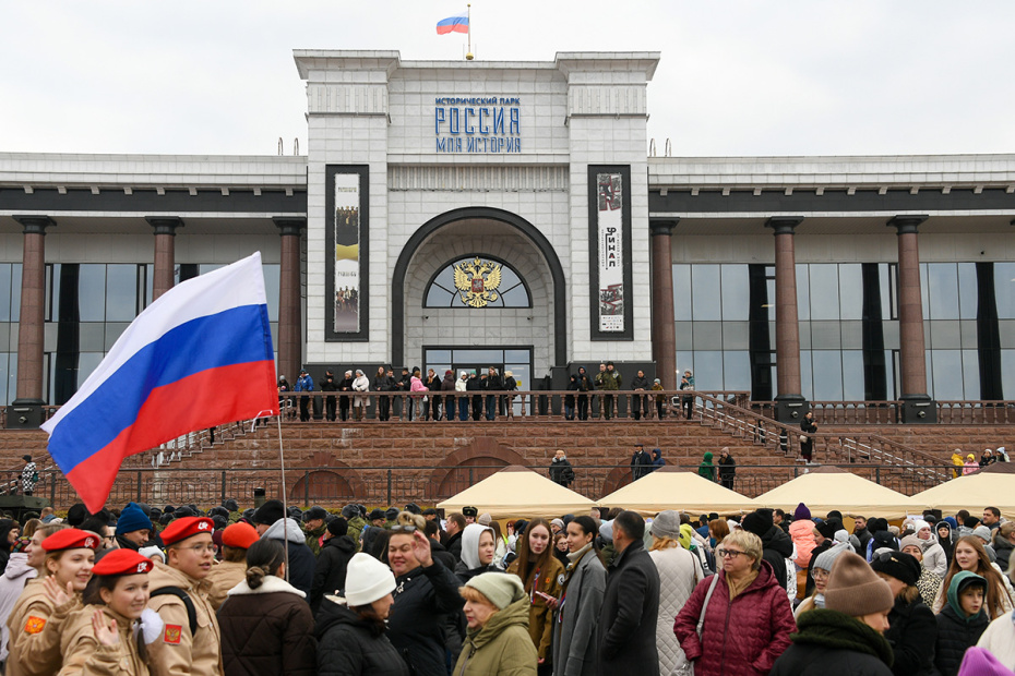 Люди во время празднования Дня народного единства в Южно-Сахалинске