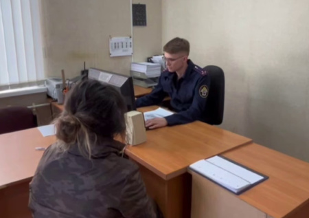 «Спрятала труп в диван»: россиянка убила дочь и сбежала, что известно