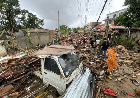 На Филиппинах разбился военный вертолет во время тайфуна