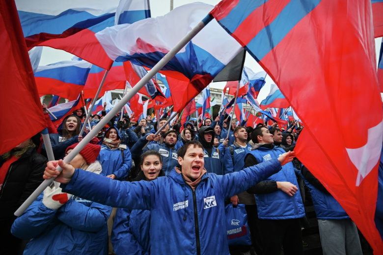 Активисты «Молодой Гвардии Единой России» (МГЕР) и «Волонтерской роты» принимают участие в акции, приуроченной ко Дню народного единства