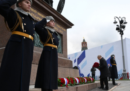 Путин на Красной площади возложил цветы к памятнику Минину и Пожарскому