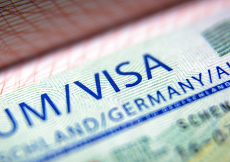 Две россиянки не могут попасть в Германию на похороны деда