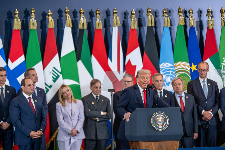 Дональд Трамп выступает на «Саммите мира» по Газе