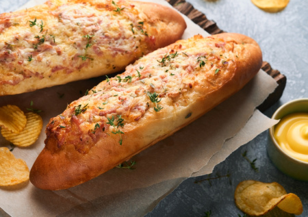 Быстрая закуска в батоне — быстрее пиццы, вкуснее хот-дога: обалденный рецепт, который выручит всегда