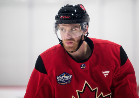 Назван хоккеист, повторивший достижение Гретцки и Лемье в НХЛ