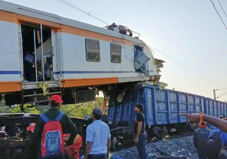 Более 10 человек погибли при столкновении поездов в Индии