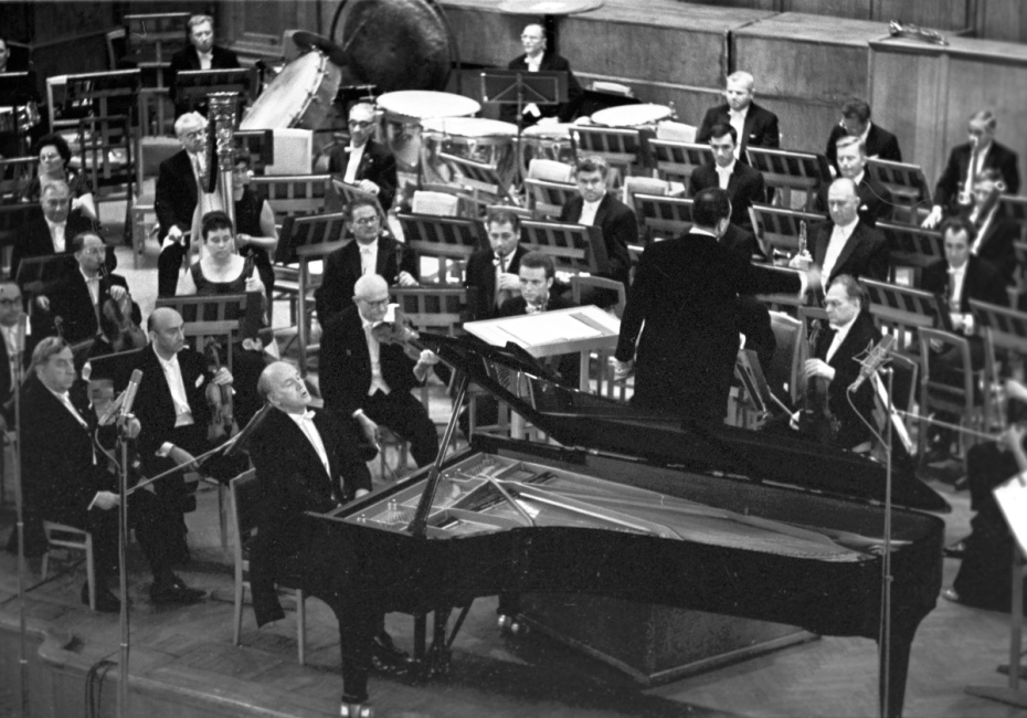 Выступление Государственного симфонического оркестра СССР под управлением Евгения Светланова. За роялем — народный артист СССР пианист Святослав Рихтер
