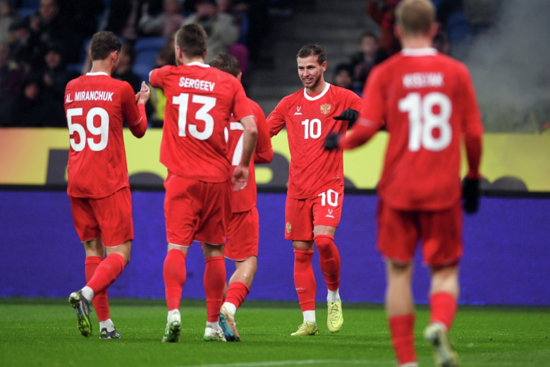 Лечи Садулаев (Россия) радуется забитому мячу в товарищеском матче по футболу между командами национальной сборной России и национальной сборной Боливии