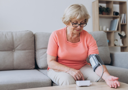 Врач объяснила, как оказать первую помощь при повышенном давлении