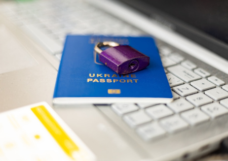 Раскрыто, почему на Украине отменили автопродление загранпаспортов