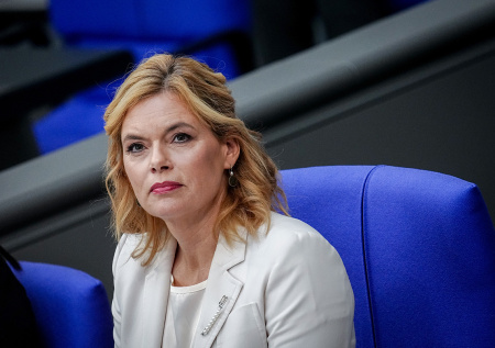 В Германии разгорается спор о запрете древнейшей профессии