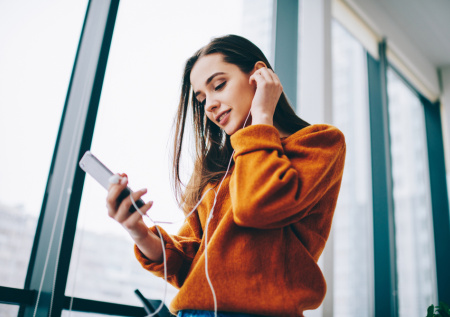 Врач предостерегла россиян от использования наушников-затычек