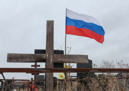 Мать бойца СВО сняла на видео разгромленную могилу сына
