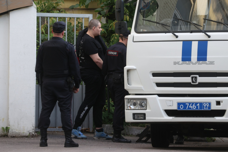 Подозреваемый в подготовке покушения на журналистку Ксению Собчак и главреда медиагруппы «Россия сегодня» и телеканала RT Маргариты Симоньян (в центре)