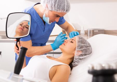 Хирург объяснил, каким людям лучше не делать пластических операций