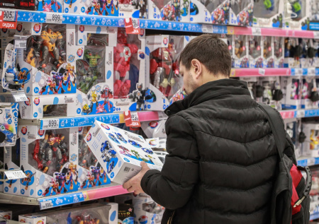 Родителям рассказали, как изменятся цены на детские подарки на Новый год