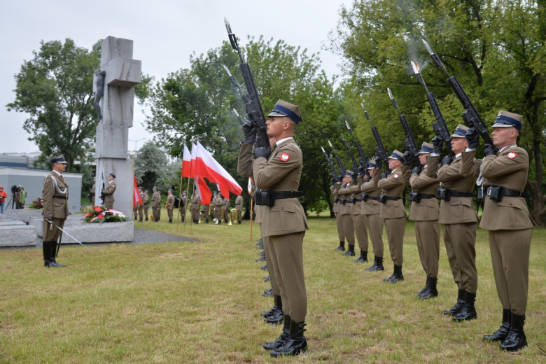 Почетный караул на памятных мероприятиях у памятника жертвам Волынской резни