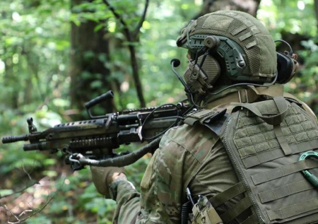 Попытка бойца ВСУ атаковать солдат РФ на велосипеде попала на видео