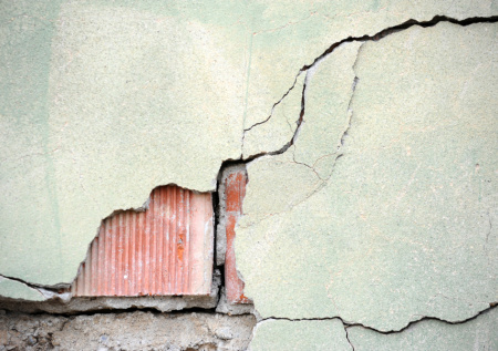 Перекрытия обрушились в московском многоквартирном доме