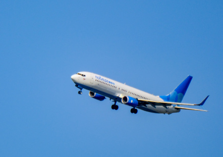 Российский самолет с сотнями пассажиров экстренно посадили в Москве