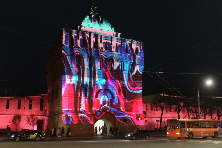 Праздничная иллюминация на Дмитровской башне Нижегородского кремля в честь Дня народного единства