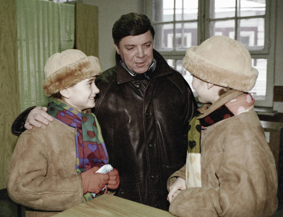 Борис Громов (в центре) с дочерьми на избирательном участке, 1995 год