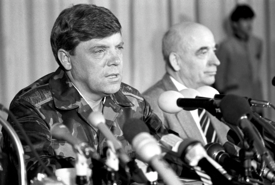 Борис Громов и заместитель заведующего Отделом пропаганды ЦК КПСС Владимир Севрук, 1988 год