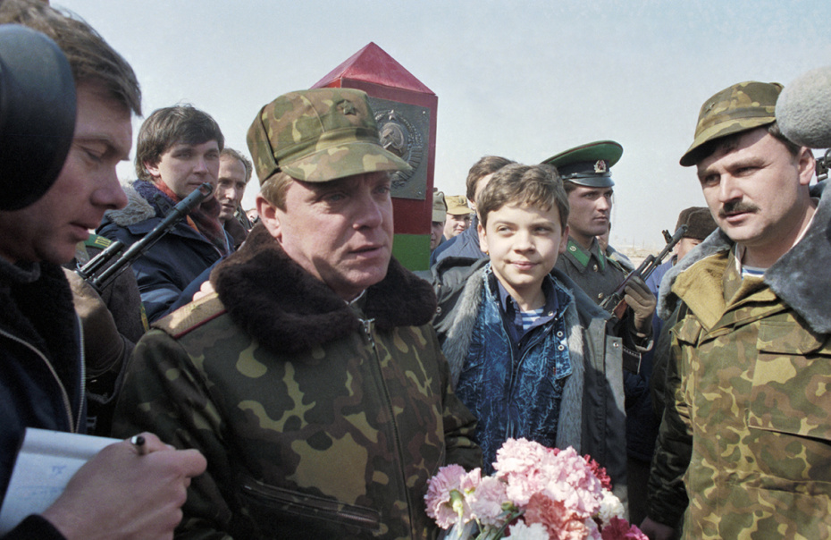 Борис Громов доложил представителю руководства Вооруженных сил СССР генералу армии Н. И. Попову о завершении вывода советских войск из Афганистана. Генерала Громова встретил сын. 1989 год