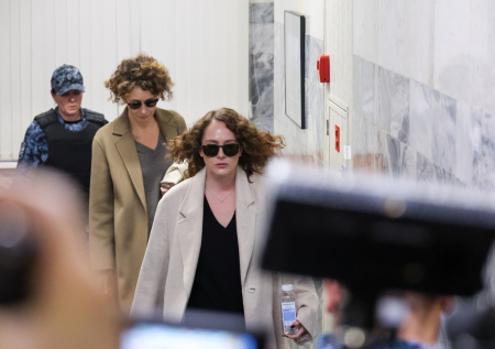 Аглая Тарасова приехала в суд вместе с матерью Ксенией Раппопорт