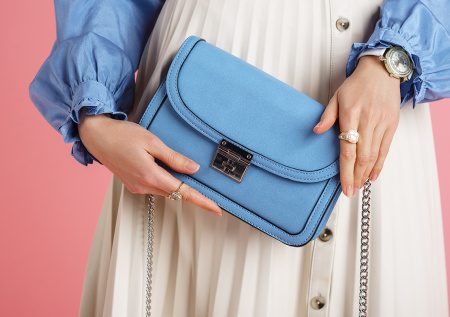 Врач ответил, почему не стоит носить сумку на одном плече