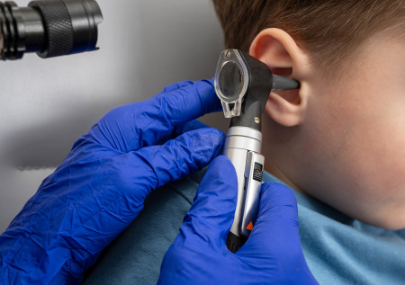 Родителям рассказали, как вовремя распознать проблемы со слухом у детей