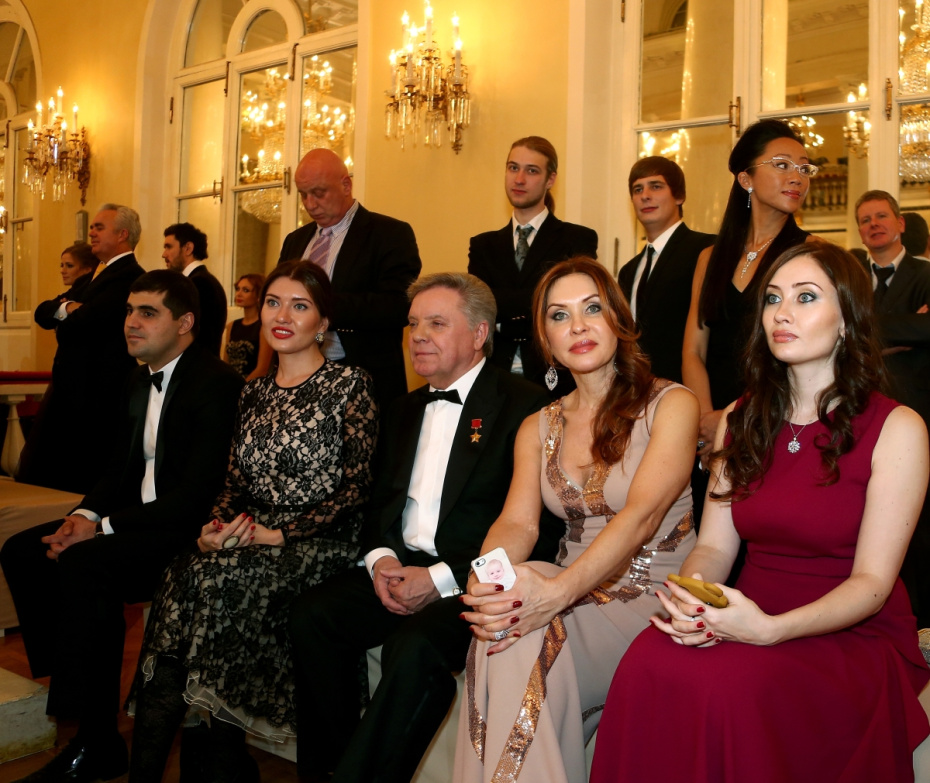 Борис Громов (в центре на первом плане) с супругой Фаиной (вторая справа), дочерьми Валентиной (вторая слева) и Евгенией (справа) на балу дебютанток Tatler в колонном зале Дома союзов в Москве. 2013 год