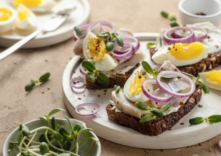 На любой праздник, к пиву, к вину и просто так: бутерброды с яйцом и селедкой — три простых продукта, но их съедают первыми