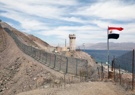 Израиль ввел режим закрытой военной зоны на границе с Египтом