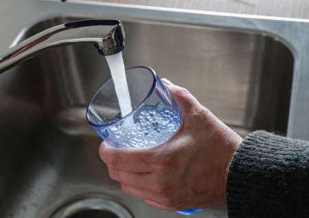 Врач объяснила, почему поздней осенью нужно больше пить