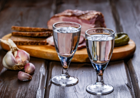 Водка на кухне — не пить, а использовать! Обалденные лайфхаки в кулинарии, о которых часто забывают