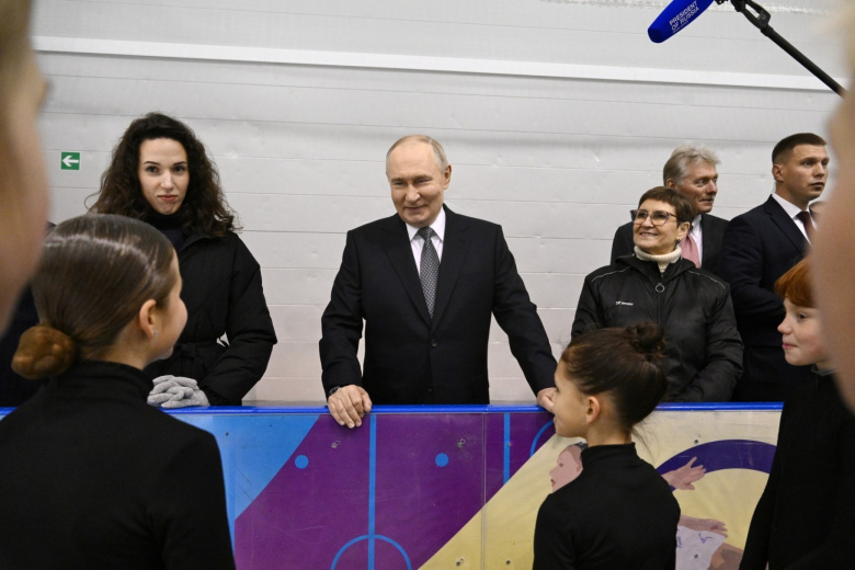 Владимир Путин во время посещения физкультурно-оздоровительного комплекса «Орбита»