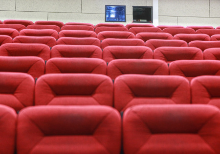 Адвокат объяснил, что грозит кинотеатру Хакасии после ожогов глаз зрителей